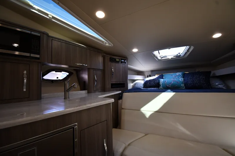 Slide: The Image of Interior del Regal 35 Sport Coupe 2021 con cocina moderna y área de descanso acogedora. - 32