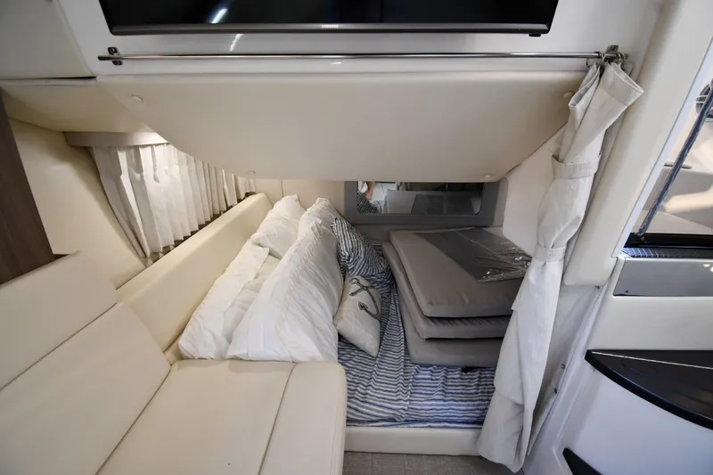 Slide: The Image of Innenraum einer Regal 35 Sport Coupe 2021 mit gemütlichem Bett und Kissen. - 46