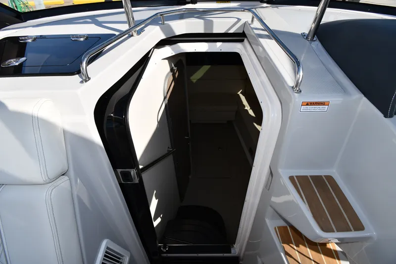 Slide: The Image of Ingang naar de cabine van een Regal 35 Sport Coupe 2021 met houten treden en roestvrijstalen reling. - 25