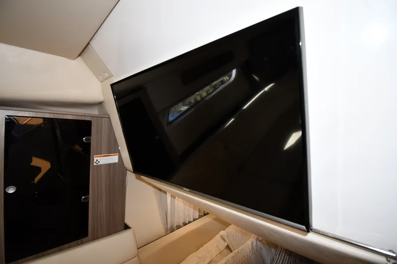 Slide: The Image of Innenraum einer Regal 35 Sport Coupe 2021 mit Flachbildfernseher und Schrank. - 42