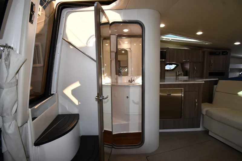 Slide: The Image of Interni di un Regal 35 Sport Coupe 2021 con cucina moderna e arredi eleganti. - 44