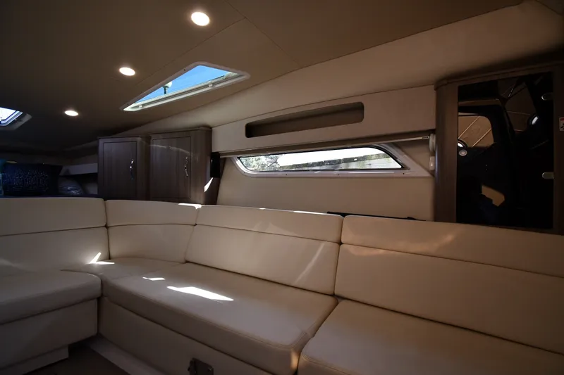 Slide: The Image of Interior del Regal 35 Sport Coupe 2021 con sofá beige y tragaluces. - 34