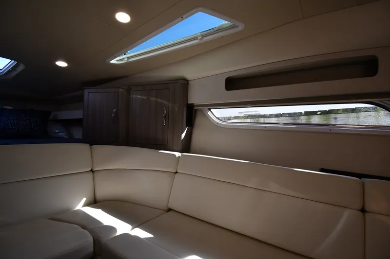Slide: The Image of Innenraum der Regal 35 Sport Coupe 2021 mit eleganter Polsterung und Oberlichtern. - 31