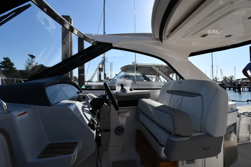 Slide: The Image of La cabina de una Regal 35 Sport Coupe 2021 con un timón moderno y asientos cómodos. - 14