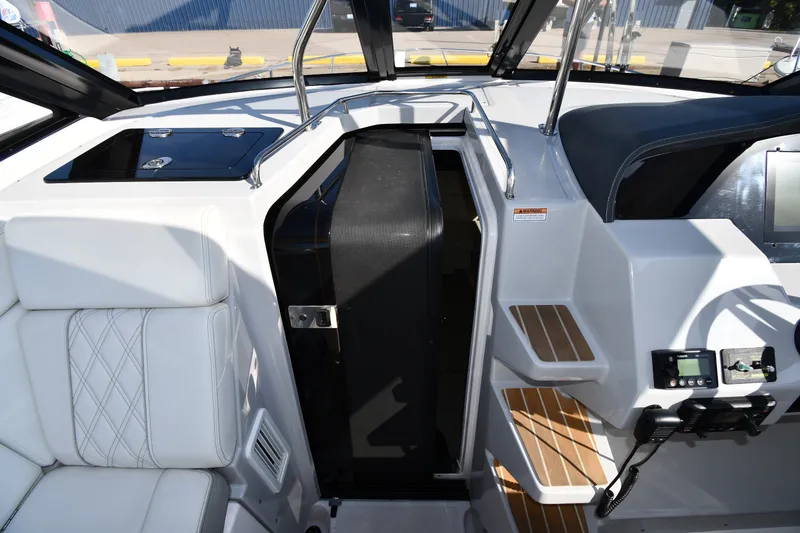 Slide: The Image of L'immagine mostra il cockpit di un Regal 35 Sport Coupe 2021 con sedili bianchi e dettagli in legno. - 24