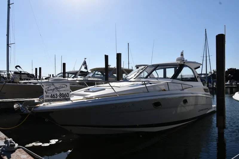 The Image of Een Regal 35 Sport Coupe 2021 aangemeerd in een haven, omringd door andere boten. - 0