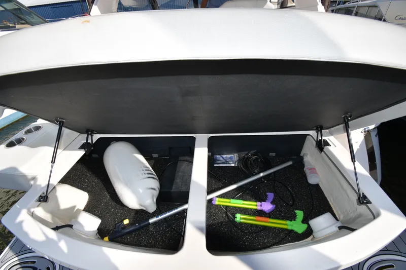 Slide: The Image of Opbergruimte in Regal 35 Sport Coupe met stootwil en waterspeelgoed. - 8