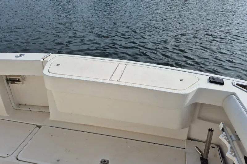Slide: The Image of 1996 Pursuit 3000 Offshore boat deck with water view. - 14