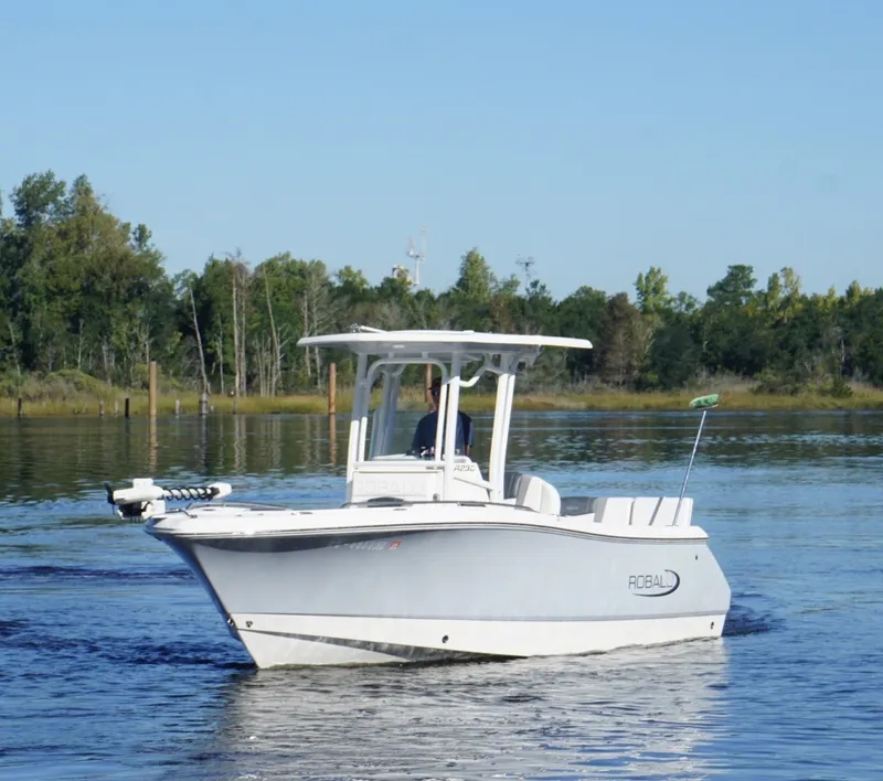 The Image of Robalo R230 Center Console 2021 - 0