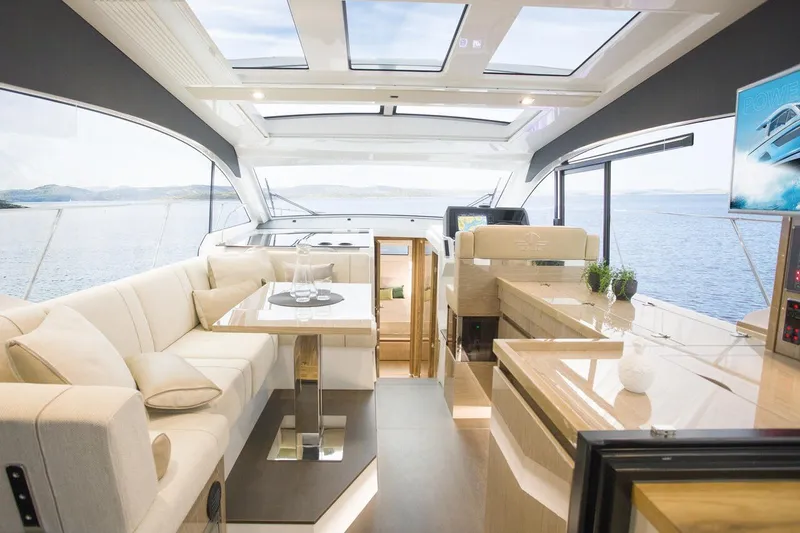 Slide: The Image of Innenansicht einer modernen Yacht mit eleganter Einrichtung und Panoramafenstern. - 25
