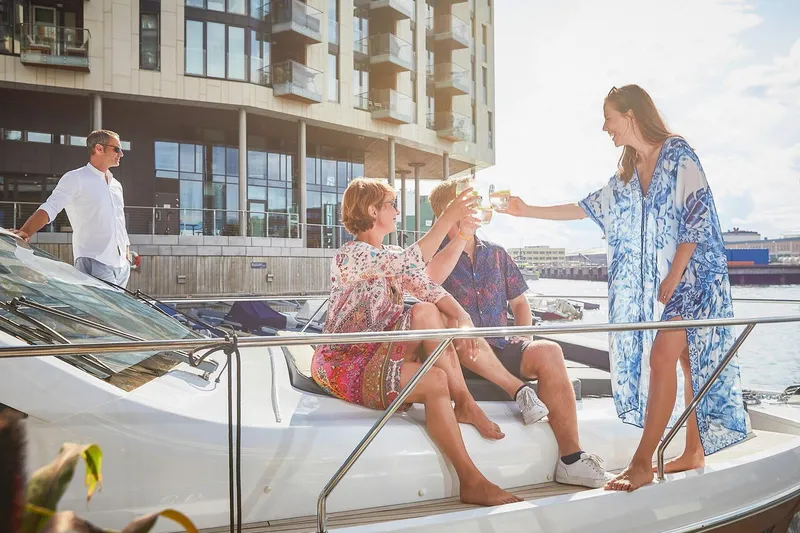 Slide: The Image of Menschen genießen auf einer Sealine C390 Yacht einen Drink. - 20