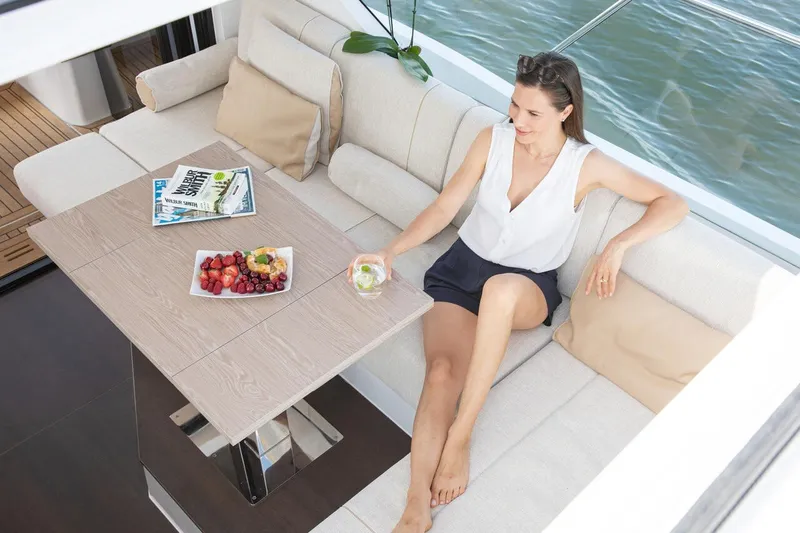 Slide: The Image of Eine Frau entspannt sich auf einem Boot mit einem Tisch voller Obst und Zeitschriften. - 28