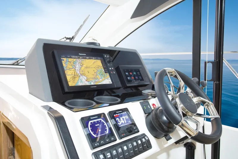 Slide: The Image of Das Cockpit der Sealine C390 von 2027 zeigt moderne Navigationssysteme und ein elegantes Lenkrad. - 38