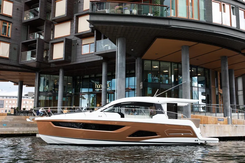 Slide: The Image of Sealine C390 von 2027 vor einem modernen Gebäude angedockt. - 18