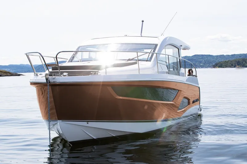Slide: The Image of Die Sealine C390 von 2027 ist ein elegantes Motorboot mit modernem Design auf ruhigem Wasser. - 13