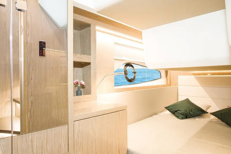 Slide: The Image of Innenraum einer modernen Yacht mit Holzmöbeln, einem Bett und einem Fenster mit Meerblick. - 46