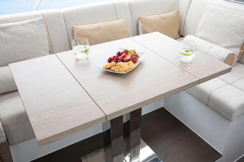 Slide: The Image of Ein eleganter Tisch in einer modernen Bootskabine mit Snacks und Getränken. - 30