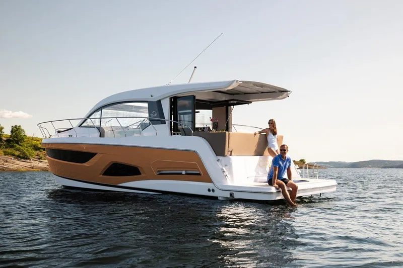 The Image of Sealine C390 von 2027 auf ruhigem Wasser mit zwei Personen an Bord. - 2