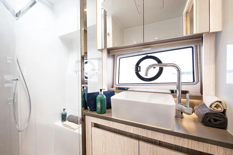 Slide: The Image of Modernes Badezimmer mit Waschbecken, Spiegel und Fenster in einer Sealine C390 Yacht. - 44
