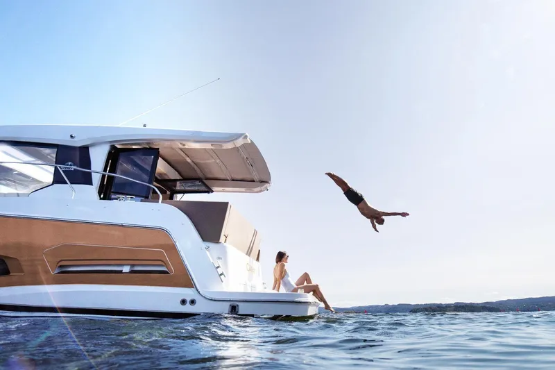 Slide: The Image of Sealine C390 von 2027: Elegante Yacht mit Personen, die im Wasser entspannen und springen. - 16