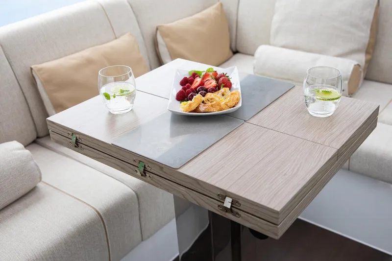 Slide: The Image of Ein eleganter Tisch mit Snacks und Getränken in einer luxuriösen Bootslounge. - 31