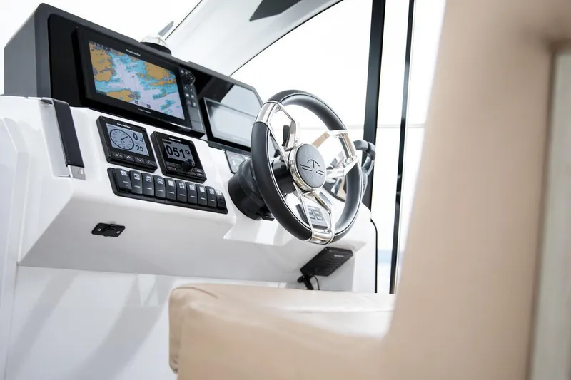 Slide: The Image of Das Bild zeigt das Steuerpult einer Sealine C390 aus dem Jahr 2027 mit modernen Instrumenten. - 35