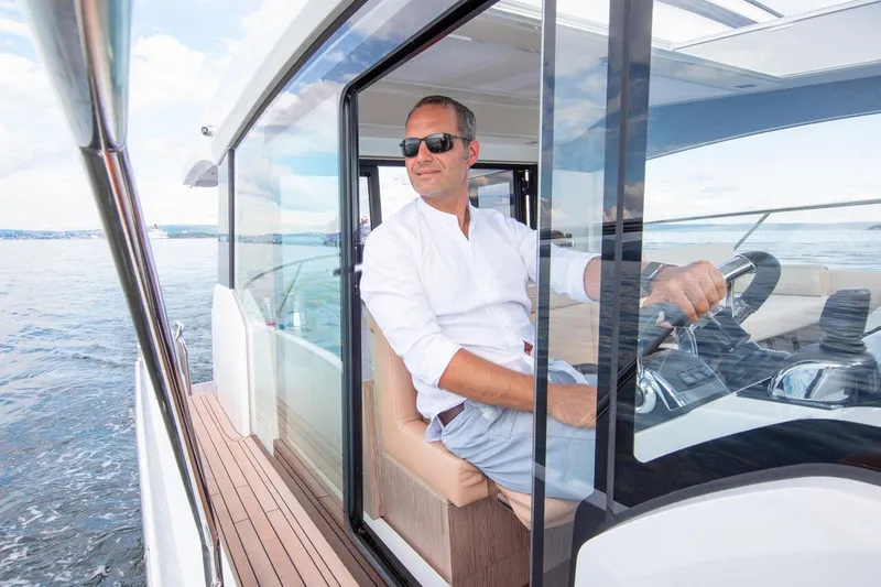 Slide: The Image of Ein Mann steuert eine Sealine C390 auf ruhigem Wasser. - 23