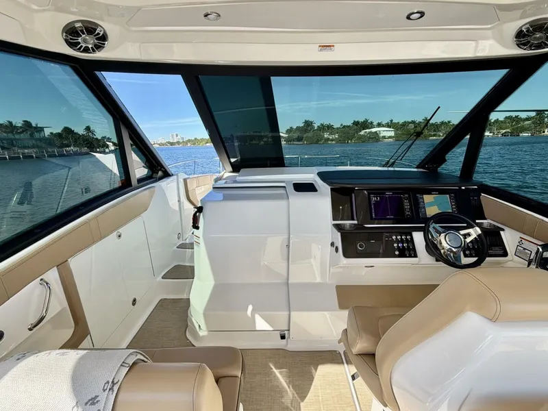 Slide: The Image of Sea Ray 32 - Helm - 18