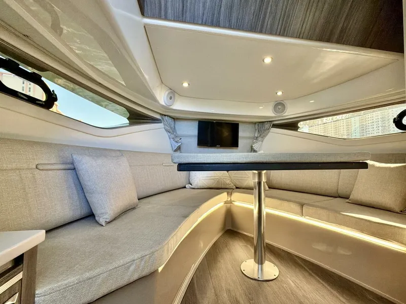 Slide: The Image of Sea Ray 32 - Salon - 9