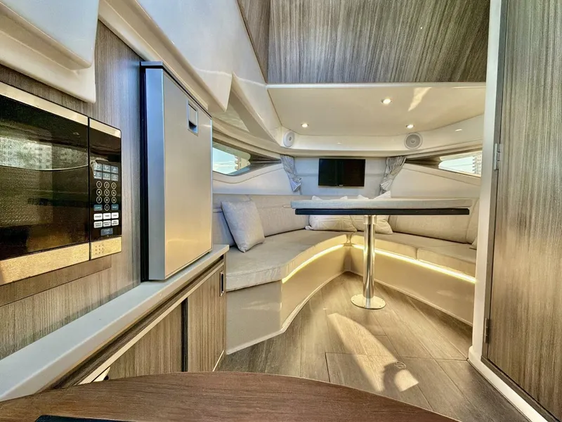 Slide: The Image of Sea Ray 32 - Salon - 7