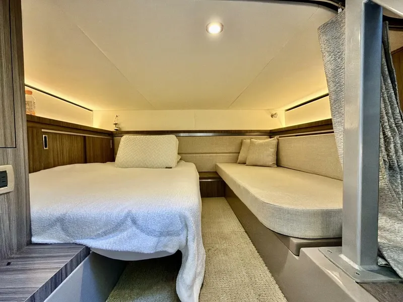 Slide: The Image of Sea Ray 32 - Stateroom - 13