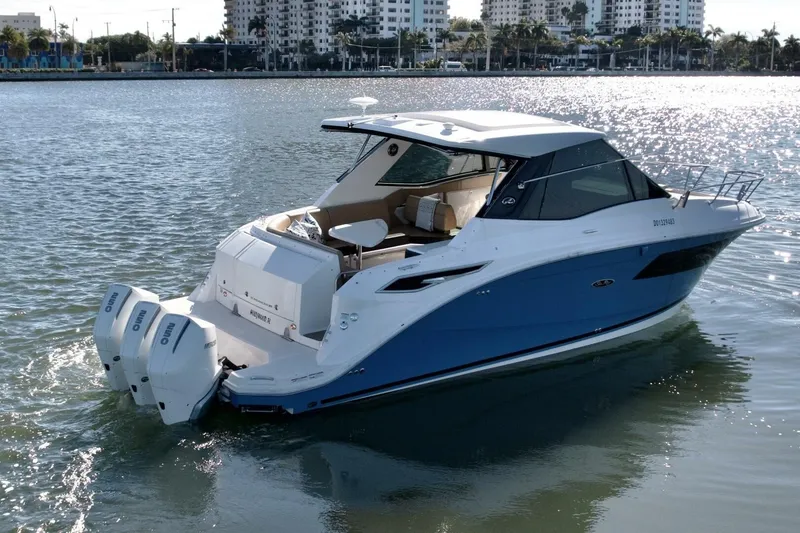 Slide: The Image of Sea Ray 32 - Exterior Profile - 5