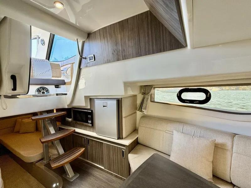 Slide: The Image of Sea Ray 32 - Salon - 8
