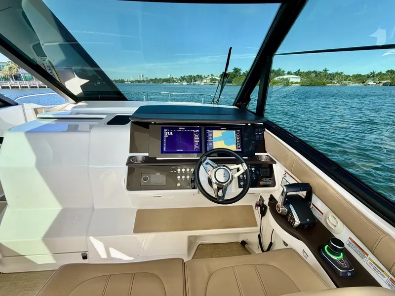Slide: The Image of Sea Ray 32 - Helm - 19