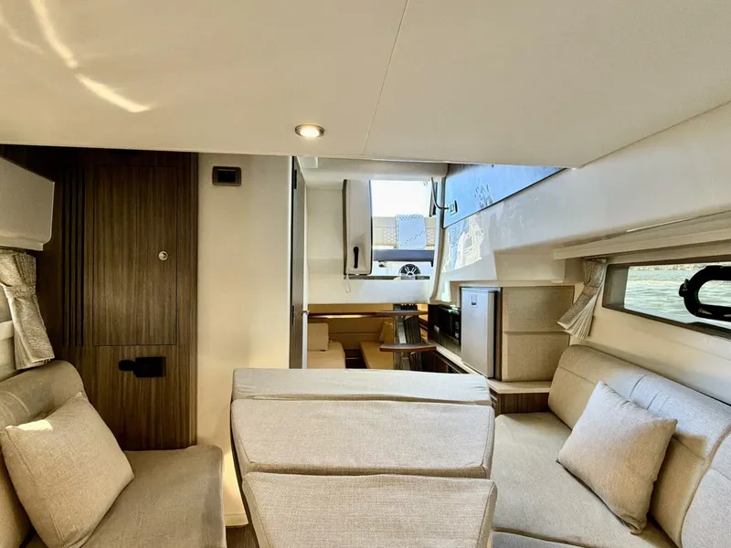Slide: The Image of Sea Ray 32 - Salon - 6