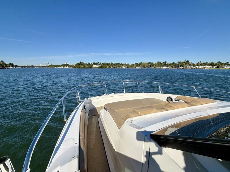 Slide: The Image of Sea Ray 32 - Bow - 14
