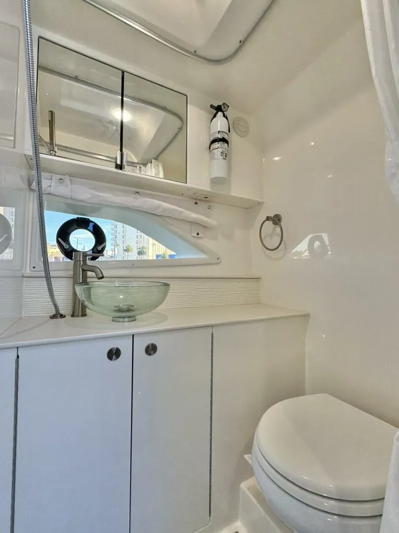 Slide: The Image of Sea Ray 32 - Head - 10