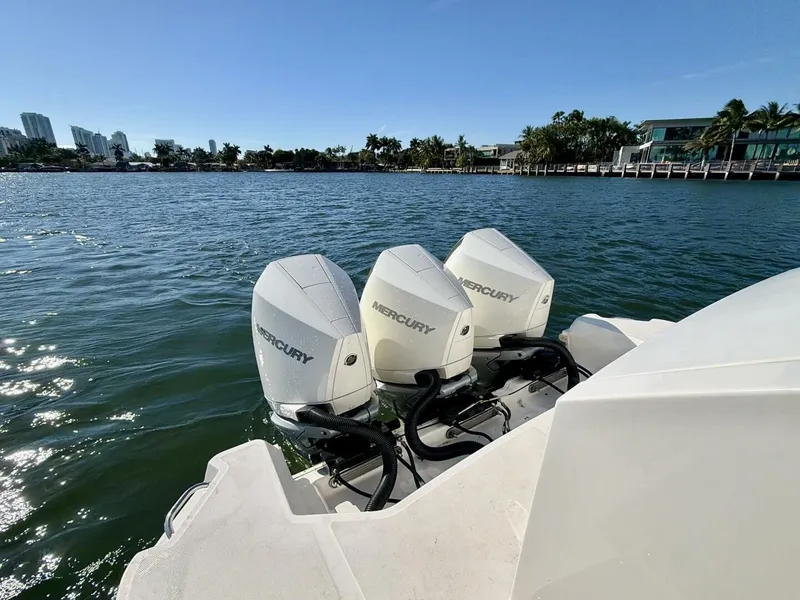 Slide: The Image of Sea Ray 32 - Engines - 28