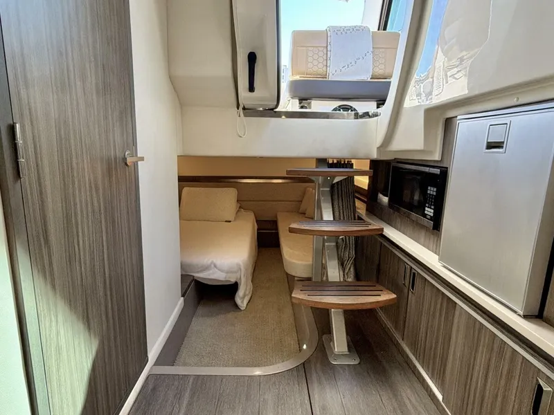 Slide: The Image of Sea Ray 32 - Stateroom - 11