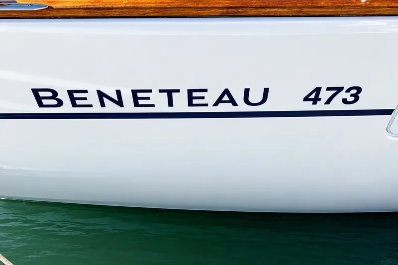 Slide: The Image of Beneteau Oceanis 473 sailboat, 2005 model, white hull with blue lettering. - 42