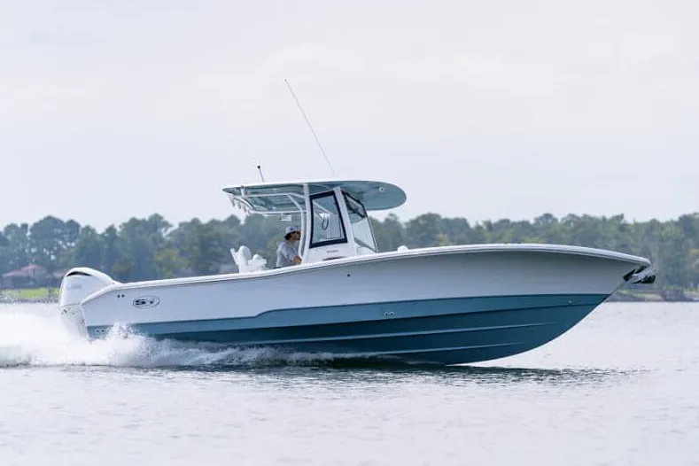 Slide: The Image of Ein Sea Hunt BX28 Boot von 2027 fährt schnell über das Wasser. Es hat ein modernes Design. - 33