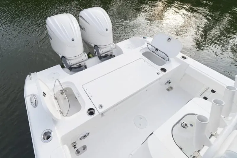 Slide: The Image of De afbeelding toont de achtersteven van een Sea Hunt BX28 boot met twee buitenboordmotoren. - 39