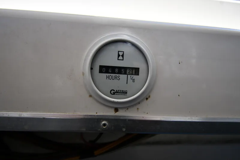 Slide: The Image of Hour meter on 1995 Fountain 24 Competition boat, displaying 485.2 hours. - 29