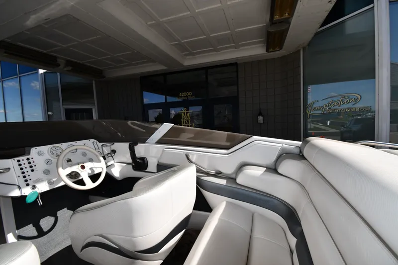Slide: The Image of Interior of a 1995 Fountain 24 Competition boat at Temptation Yacht Sales. - 19