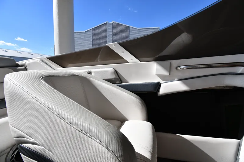 Slide: The Image of Interior of a 1995 Fountain 24 Competition boat with white leather seating. - 18