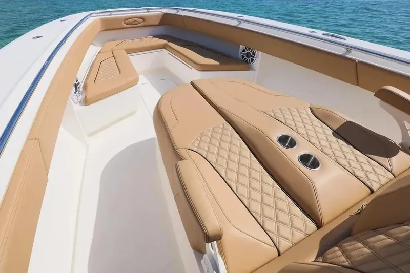 Slide: The Image of Sièges luxueux dans le bateau Blackwater 41 Performance Fish 2025. - 3