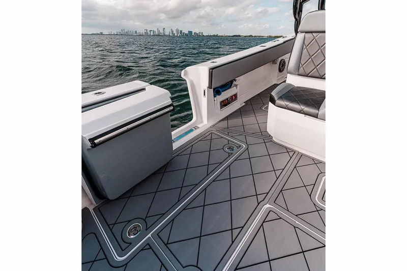 Slide: The Image of Interior de un barco Blackwater 41 Tournament 2026 con vista al océano. - 9