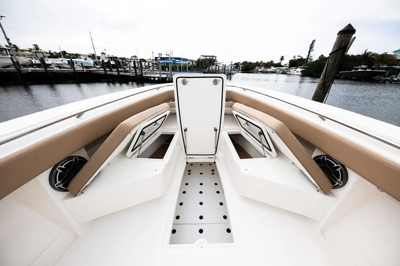 Slide: The Image of Interieur van Blackwater 41 Tournament boot, model 2026. - 5
