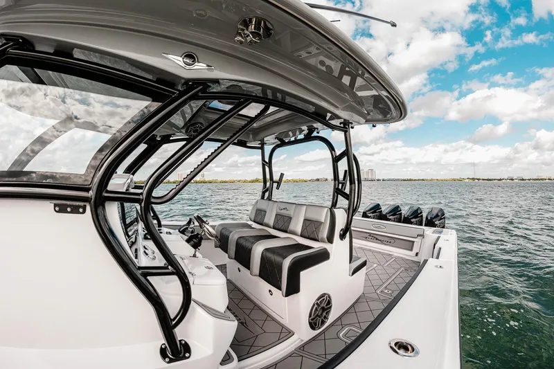 Slide: The Image of Vista interior del barco Blackwater 41 Tournament, modelo 2026, en aguas abiertas. - 12
