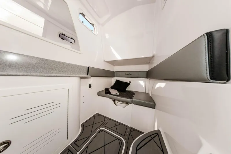 Slide: The Image of Interieur van Blackwater 41 Tournament 2026 met grijze bekleding. - 13
